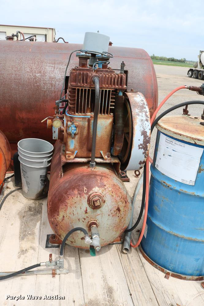 image for item DC7570 1971 Ford F700 flatbed service truck