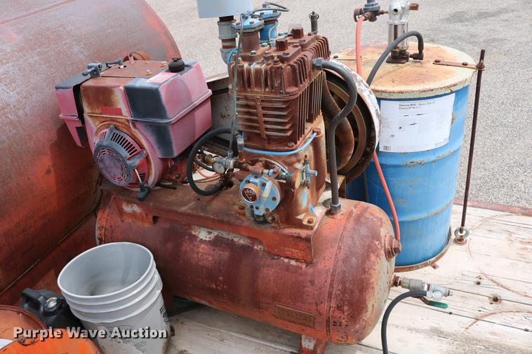 image for item DC7570 1971 Ford F700 flatbed service truck