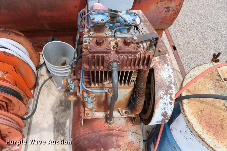 image for item DC7570 1971 Ford F700 flatbed service truck