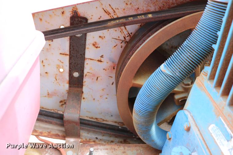 image for item DC7570 1971 Ford F700 flatbed service truck