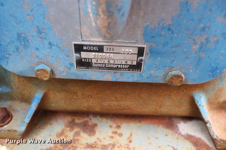 image for item DC7570 1971 Ford F700 flatbed service truck