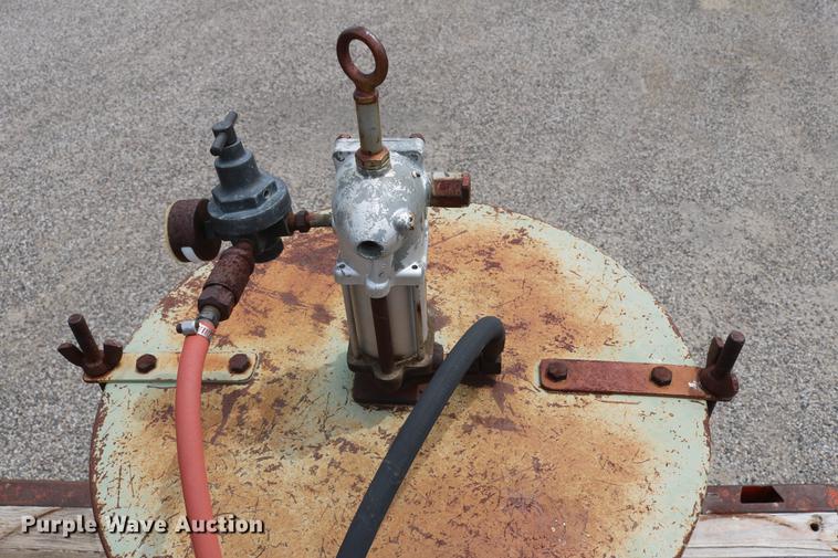 image for item DC7570 1971 Ford F700 flatbed service truck