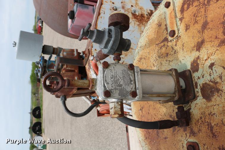 image for item DC7570 1971 Ford F700 flatbed service truck