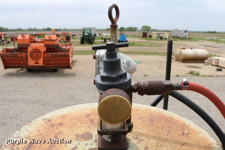 image for item DC7570 1971 Ford F700 flatbed service truck