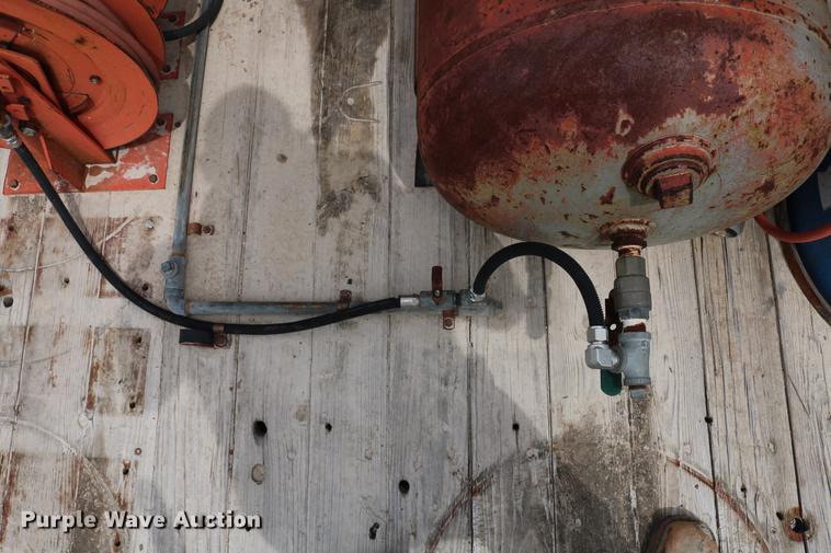 image for item DC7570 1971 Ford F700 flatbed service truck