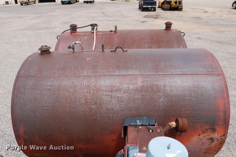 image for item DC7570 1971 Ford F700 flatbed service truck