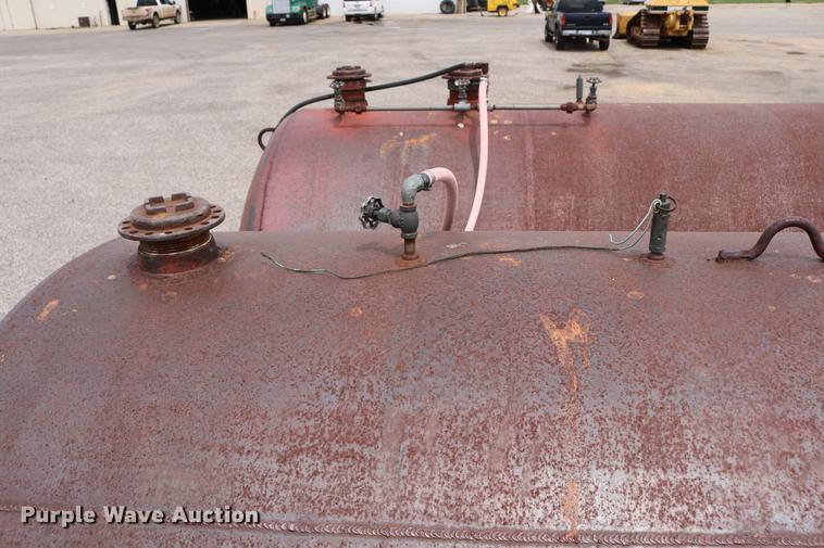 image for item DC7570 1971 Ford F700 flatbed service truck