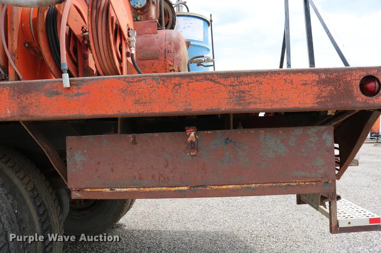 image for item DC7570 1971 Ford F700 flatbed service truck