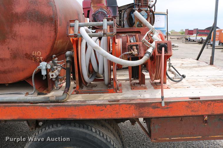 image for item DC7570 1971 Ford F700 flatbed service truck