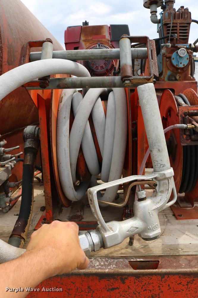 image for item DC7570 1971 Ford F700 flatbed service truck