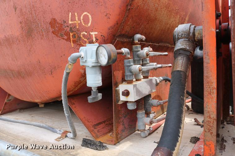 image for item DC7570 1971 Ford F700 flatbed service truck