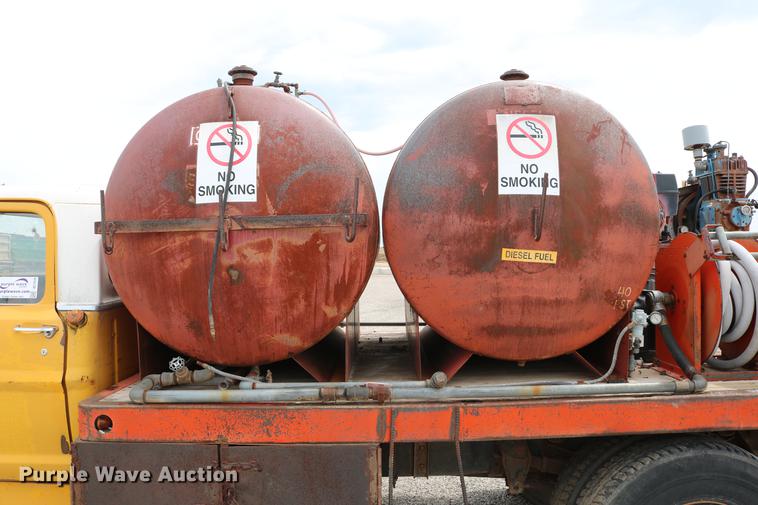 image for item DC7570 1971 Ford F700 flatbed service truck