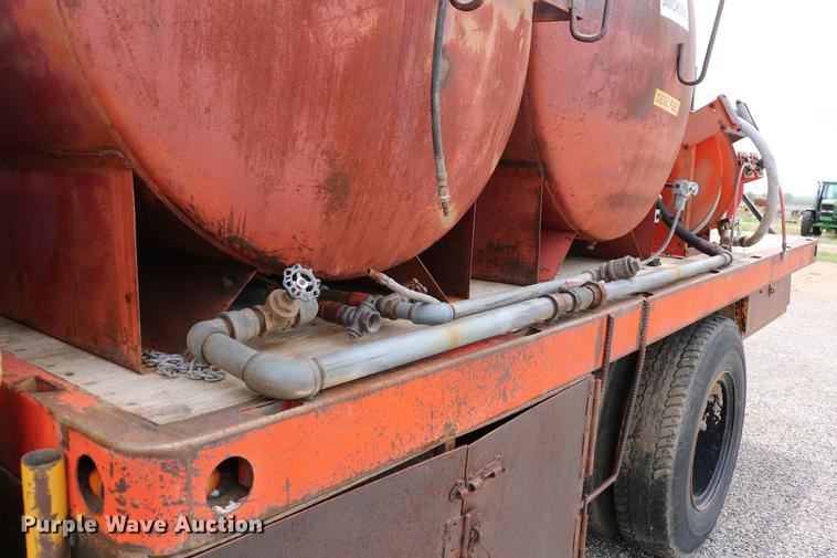 image for item DC7570 1971 Ford F700 flatbed service truck