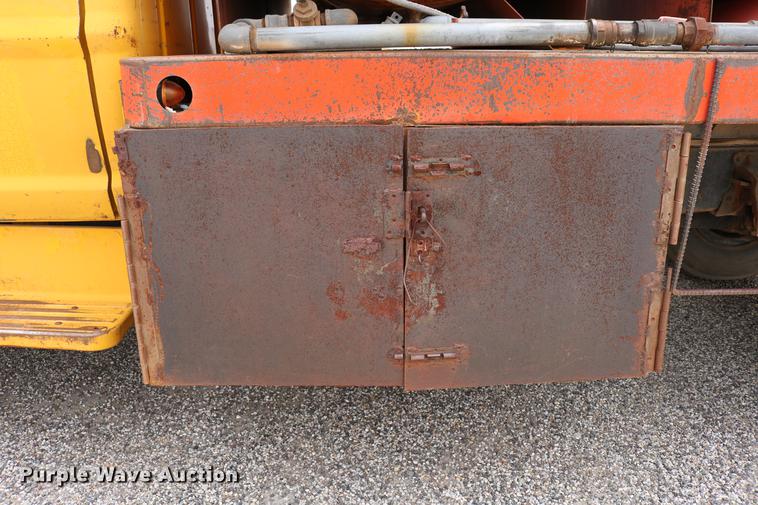 image for item DC7570 1971 Ford F700 flatbed service truck