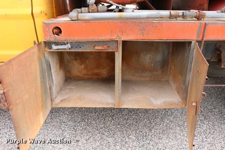 image for item DC7570 1971 Ford F700 flatbed service truck