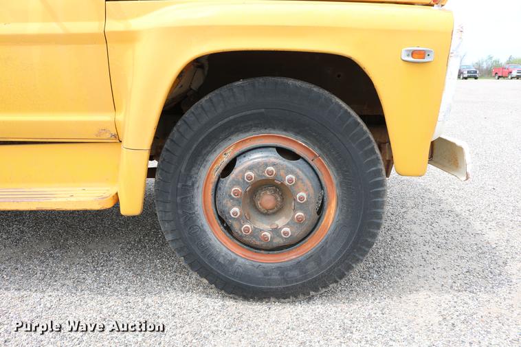 image for item DC7570 1971 Ford F700 flatbed service truck