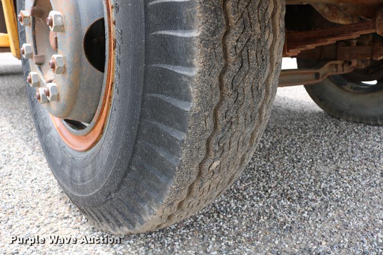 image for item DC7570 1971 Ford F700 flatbed service truck