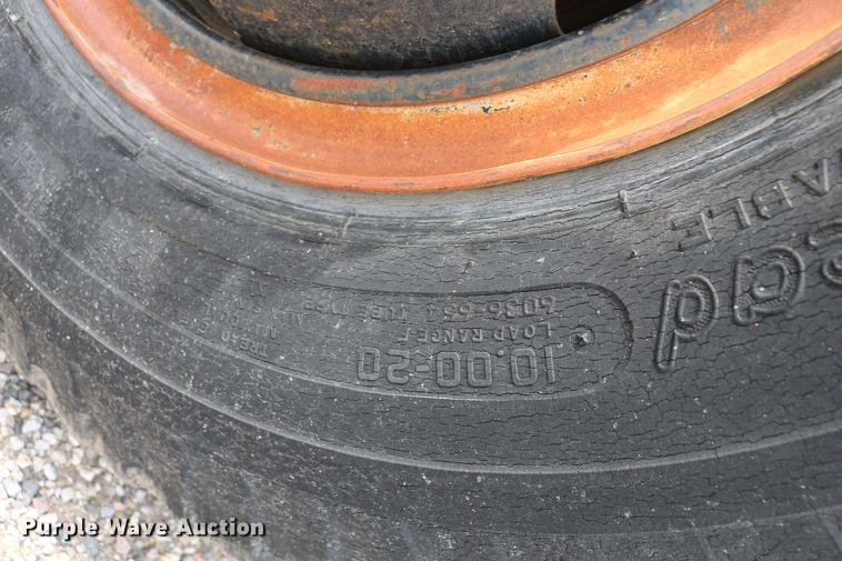 image for item DC7570 1971 Ford F700 flatbed service truck