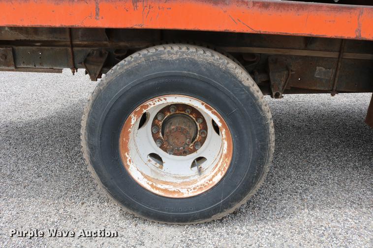 image for item DC7570 1971 Ford F700 flatbed service truck