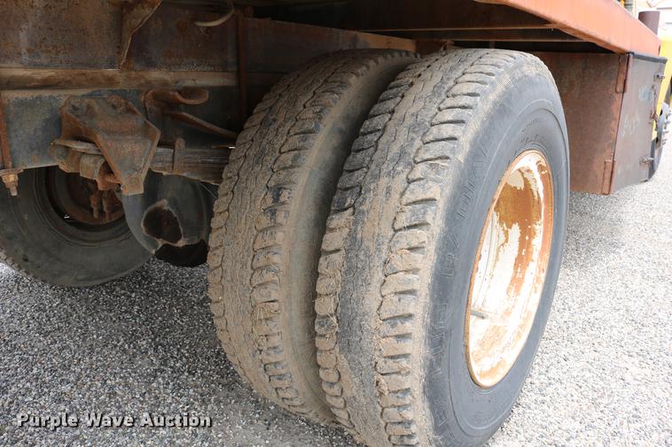 image for item DC7570 1971 Ford F700 flatbed service truck