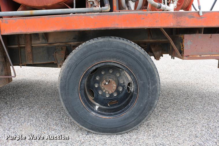 image for item DC7570 1971 Ford F700 flatbed service truck