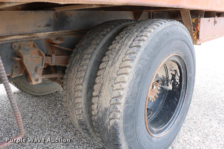 image for item DC7570 1971 Ford F700 flatbed service truck