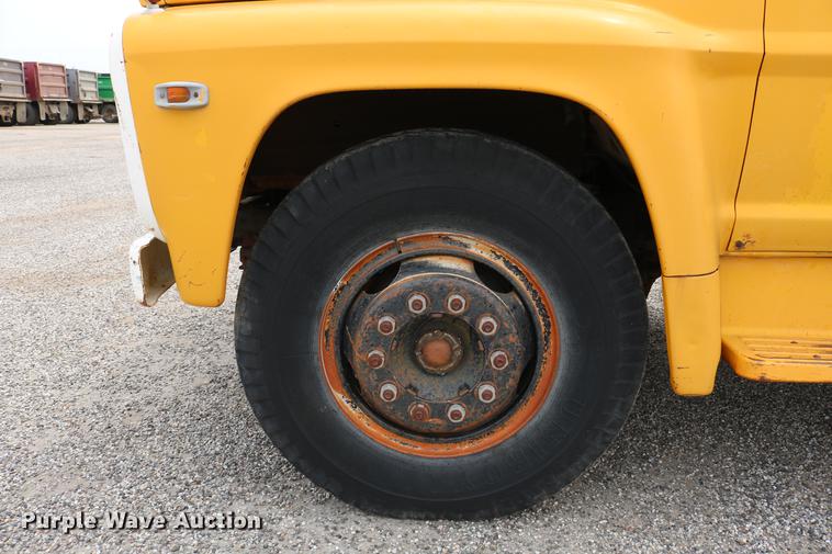 image for item DC7570 1971 Ford F700 flatbed service truck