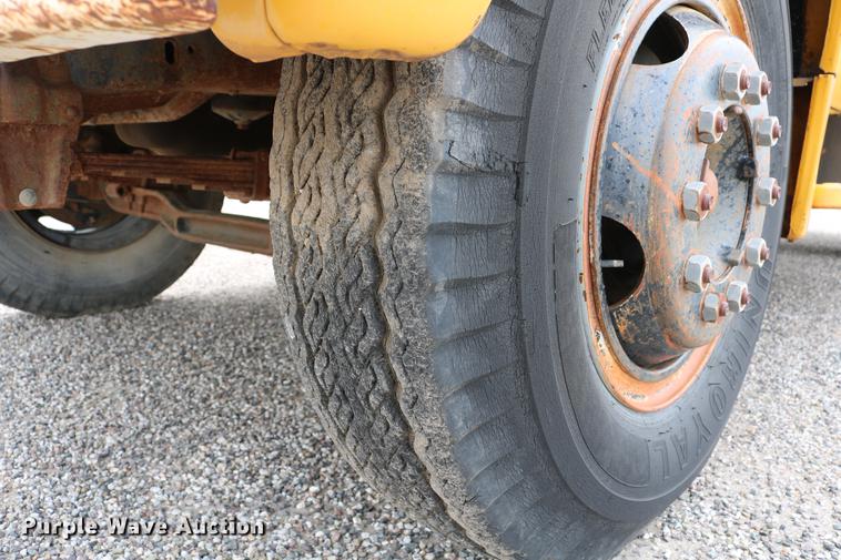 image for item DC7570 1971 Ford F700 flatbed service truck