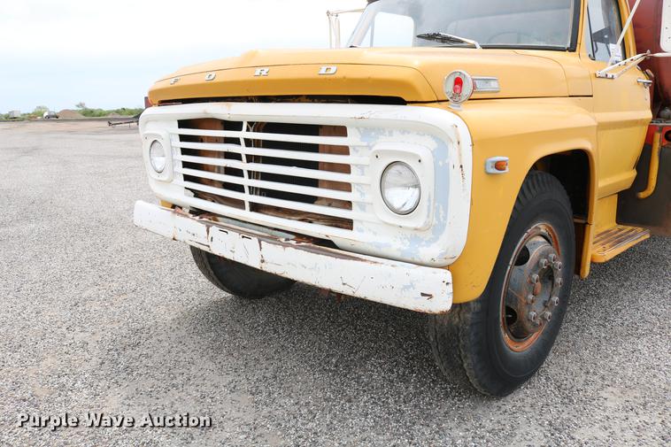 image for item DC7570 1971 Ford F700 flatbed service truck