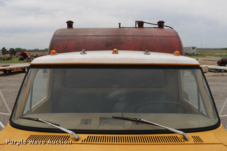 image for item DC7570 1971 Ford F700 flatbed service truck