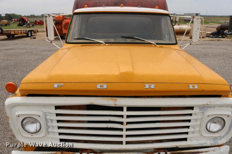 image for item DC7570 1971 Ford F700 flatbed service truck