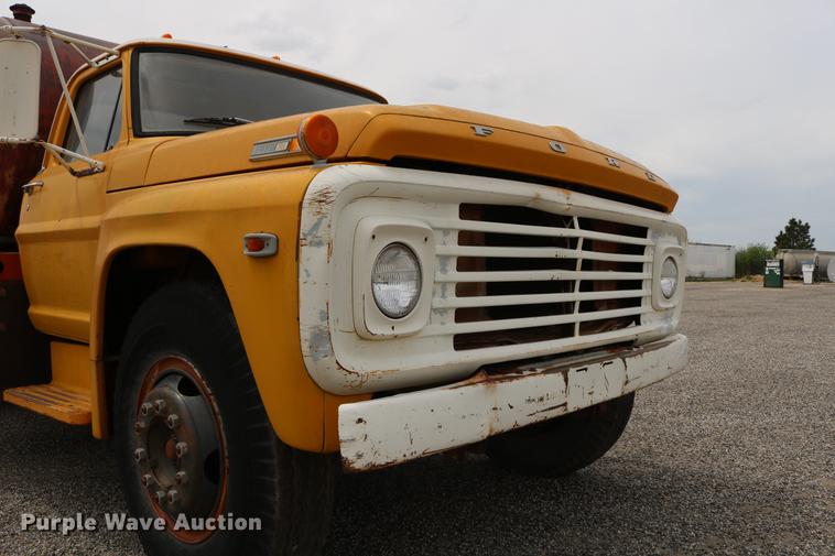 image for item DC7570 1971 Ford F700 flatbed service truck