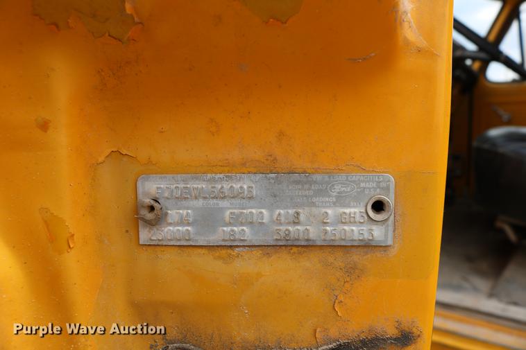 image for item DC7570 1971 Ford F700 flatbed service truck