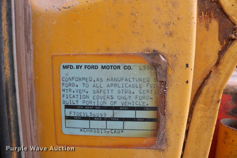 image for item DC7570 1971 Ford F700 flatbed service truck