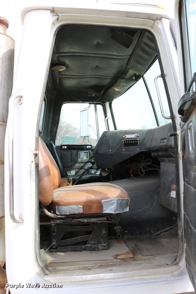 image for item DC7630 1984 White Volvo WCS 42T service truck with crane