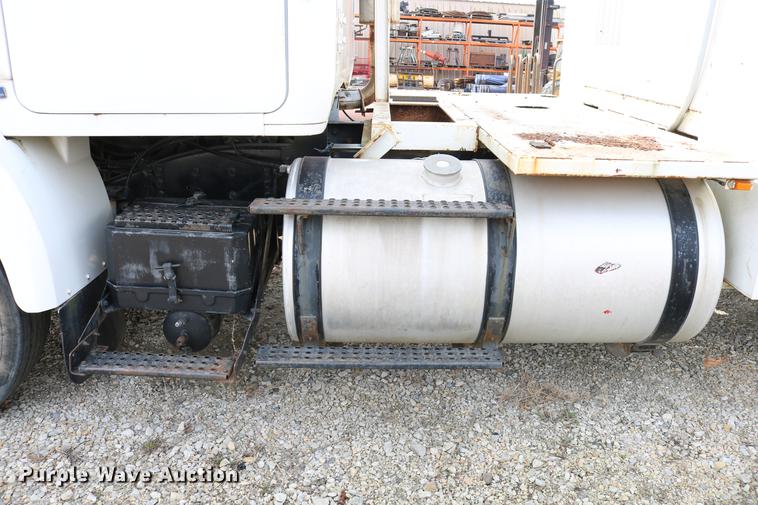 image for item DC7630 1984 White Volvo WCS 42T service truck with crane