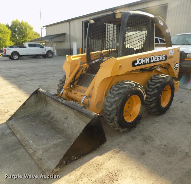 image for item DD2752 2004 John Deere 240 Series II skid steer