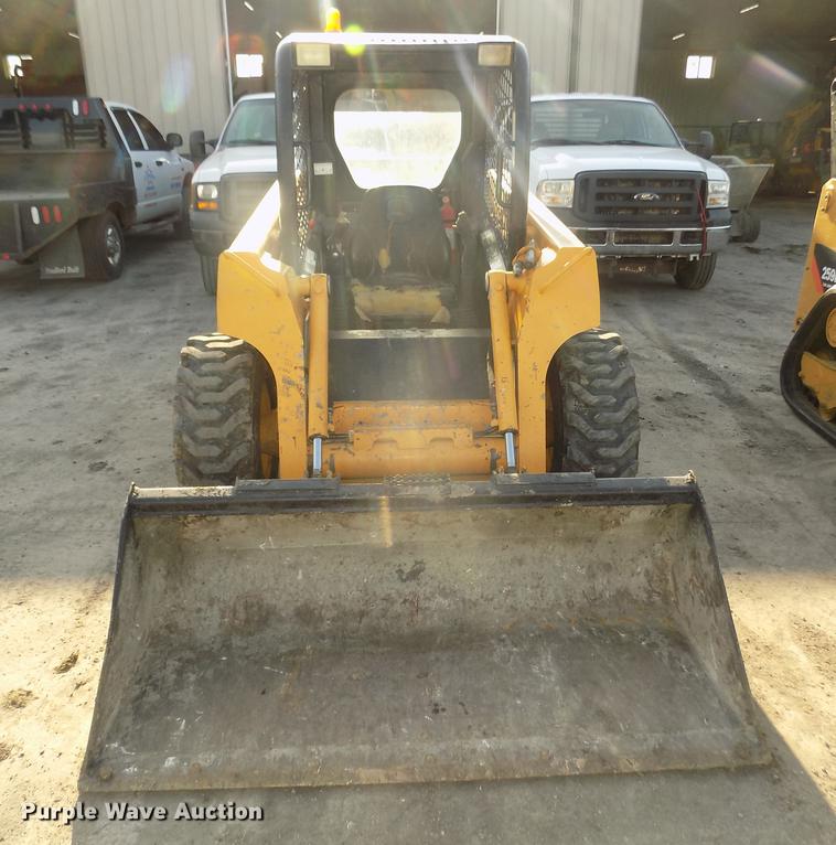 image for item DD2752 2004 John Deere 240 Series II skid steer