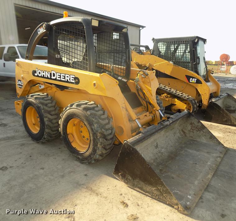 image for item DD2752 2004 John Deere 240 Series II skid steer