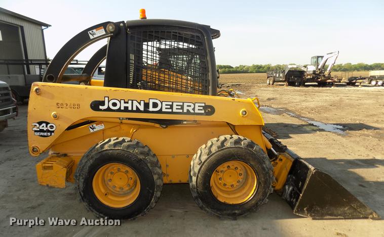 image for item DD2752 2004 John Deere 240 Series II skid steer