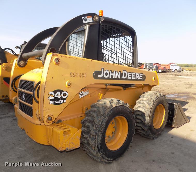 image for item DD2752 2004 John Deere 240 Series II skid steer
