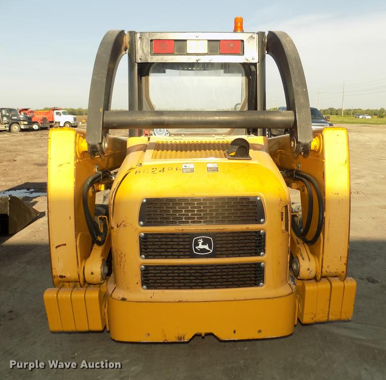 image for item DD2752 2004 John Deere 240 Series II skid steer