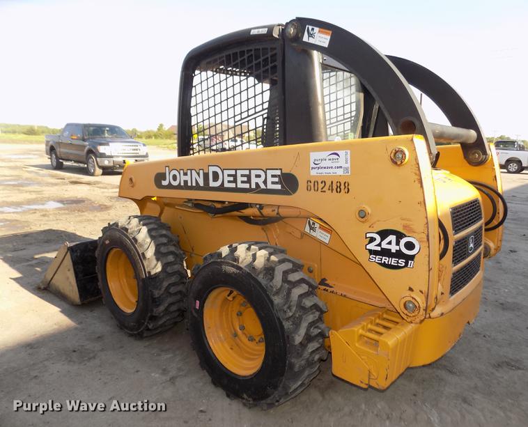 image for item DD2752 2004 John Deere 240 Series II skid steer