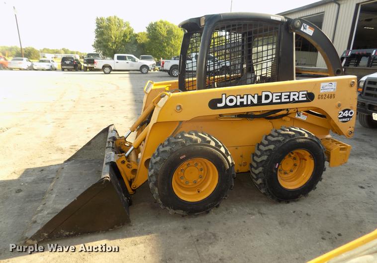 image for item DD2752 2004 John Deere 240 Series II skid steer