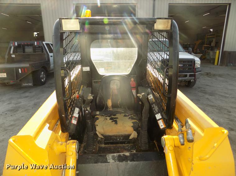 image for item DD2752 2004 John Deere 240 Series II skid steer