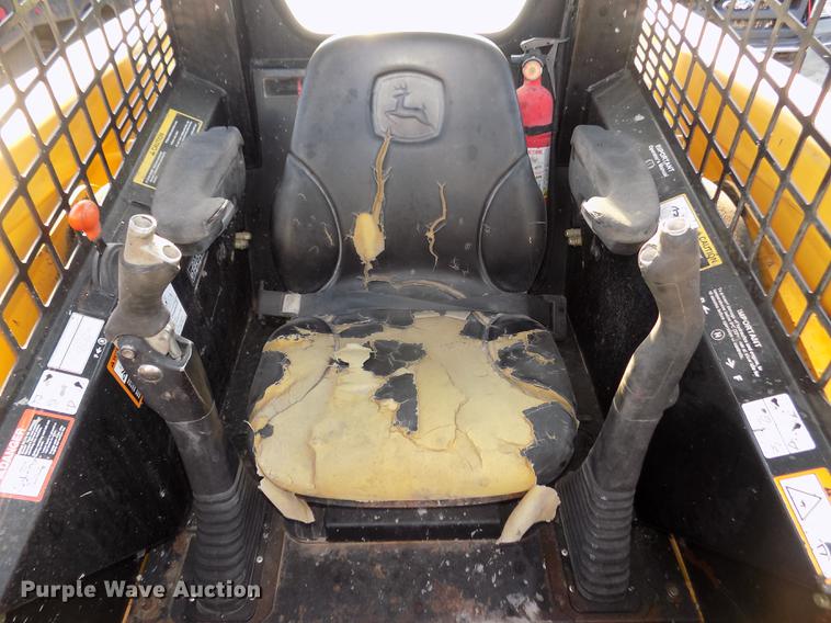 image for item DD2752 2004 John Deere 240 Series II skid steer