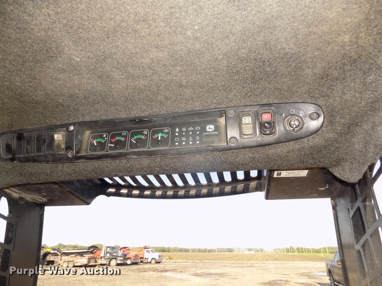 image for item DD2752 2004 John Deere 240 Series II skid steer