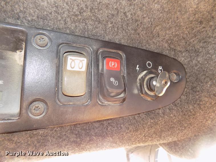 image for item DD2752 2004 John Deere 240 Series II skid steer