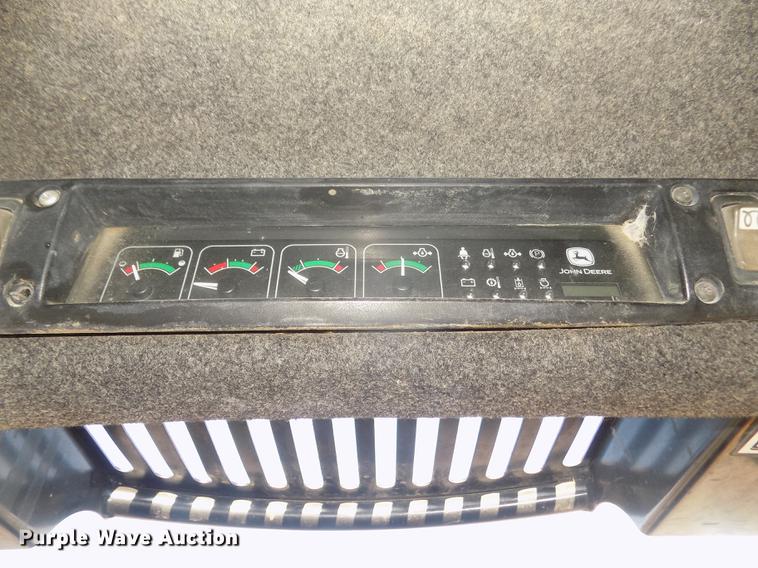 image for item DD2752 2004 John Deere 240 Series II skid steer