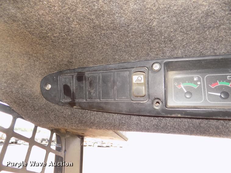 image for item DD2752 2004 John Deere 240 Series II skid steer